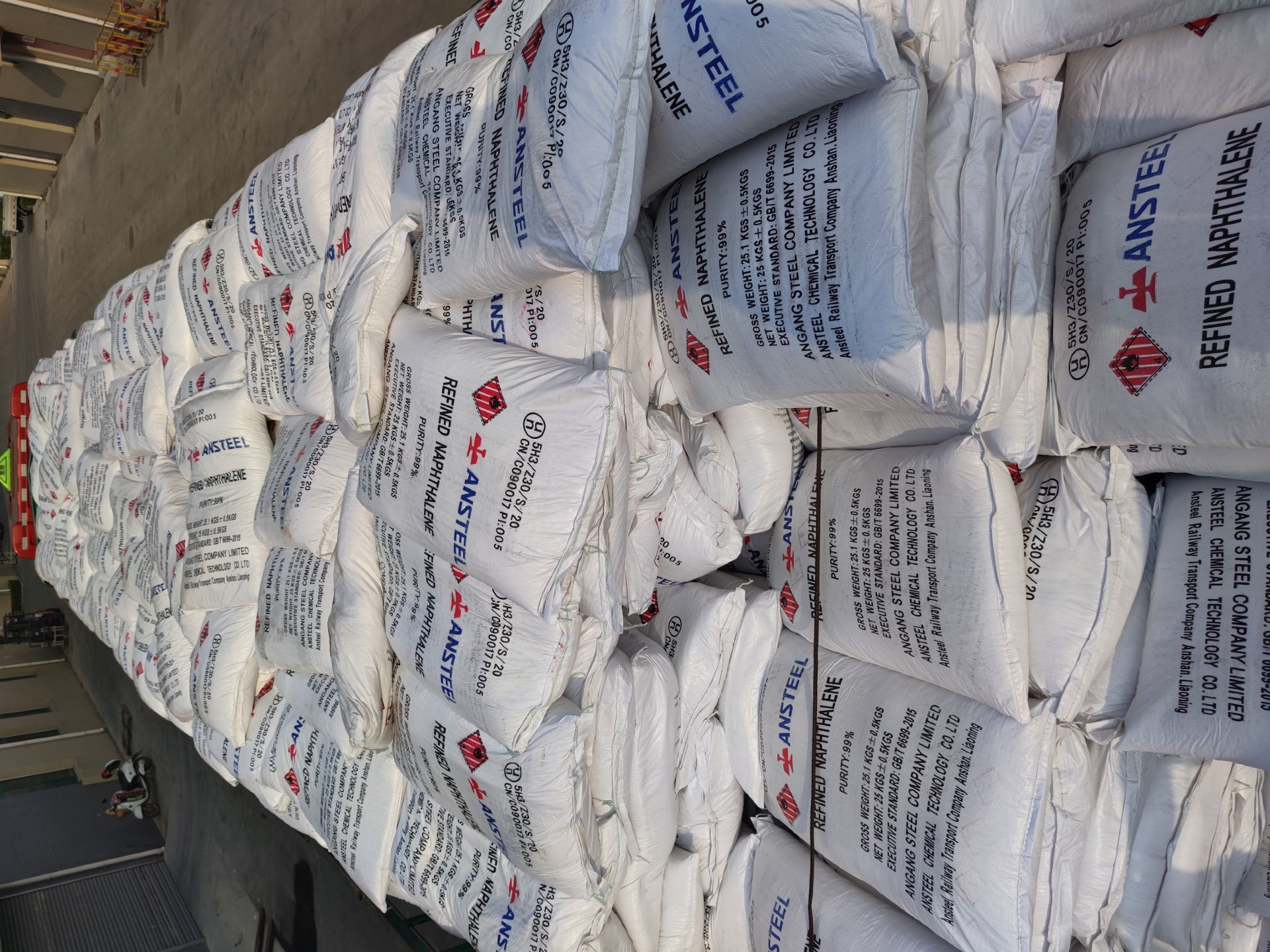 經(jīng)堿洗的原料餾分提取工業(yè)萘的原理是什么？